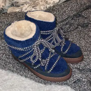 Jättefina blåa inuikii från förra vintern, superbra skick!! Världens varmaste o skönaste skor 🤍🤍 nypris över 4000 tusen jag säljer dom för 1500 kr🫶🏼
