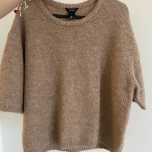 Lindex stickad tshirt - Sååå sjukt snygg stickad t-shirt från lindex i alpackaull, helt oanvänd och har inga defekter!!❤️❤️