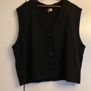 Stickad väst  - Stickad svart väst från h&m. Oanvänd -nyskick