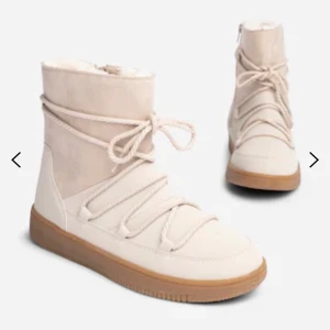 Beiga Boots  - Beiga boots som liknar Inuiiki. Från skopunkten nypris 520:-. Helt nya med prislapp kvar💞Storlek 38-39