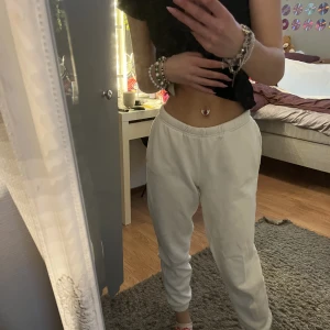 Byxor  - Vita mjukisbyxor från Gina knappt använda