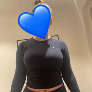 En jätte fin och bekväm gant tröja. - Jag säljer min marin blåa Gant kofta, eftersom den inte används längre.  Köpte den för cirka 4 år sedan men har dock inte använt den så mycket. Den är i väldigt bra skick och ser så gott som ny ut! Köpte den för 800kr och säljer den för 500Kr.