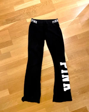 Yogapants PINK - Yogapants från Pink, köpte typ 2014! XS men passar som på bilderna på mig som är S💓 Jäätteskönt material så rekommenderar starkt som mjukisar