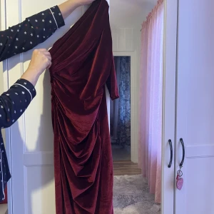 Ny röd klänning  - Helt ny klänning, köpte inför nyår men tyvärr så sitter den lite stor på mig.