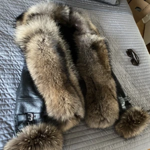 Äkta päls jacka  - Äkta päls och skinn jacka, den är fodrad. Passar en M 