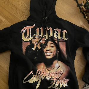 Tupac hoodies - Jätte fina Tupac hoodies, köpa på zalando finns inte längre på hemsidan. Använt ganska få gånger, då det inte passade till min smak. Paket pris för 499kr och köparen står för frakt! Storlek S på den svarta och storlek M på den vita. Båda är unisex, 