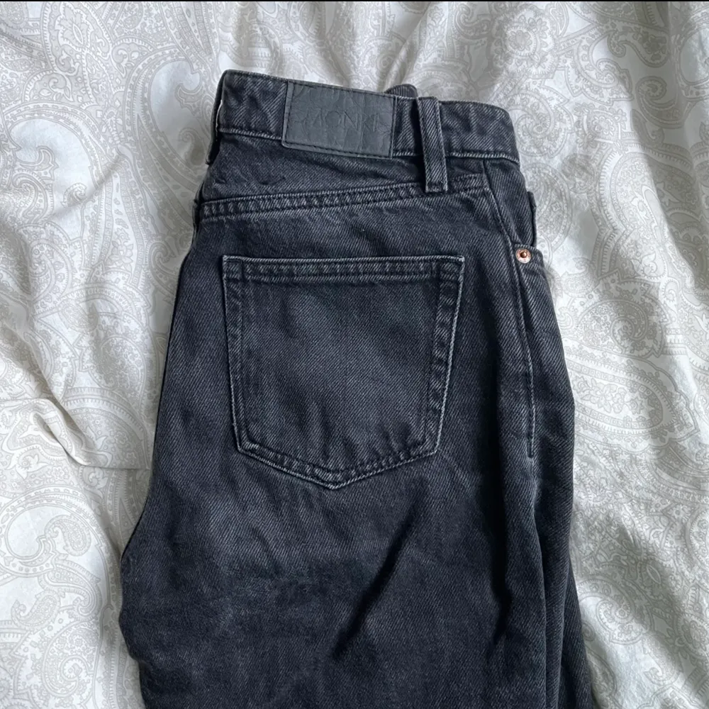 Svarta jeans från Monki i modellen Yoko 🖤 (orginal pris 400kr). Jeans & Byxor.