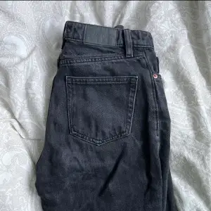 Svarta jeans från Monki i modellen Yoko 🖤 (orginal pris 400kr)