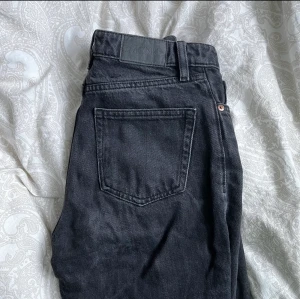 Svarta jeans - Svarta jeans från Monki i modellen Yoko 🖤 (orginal pris 400kr)