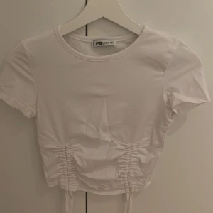 Topp - Vit topp från new yorker med snören på botten. Nästintill oanvänd och i bra skick💗