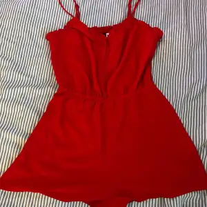Här är en röd fin klänning. Det är som short och linne tillsammans.
