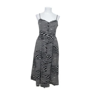 H&M klänning - I have wore ot only couple of times. The dress is in great condition.