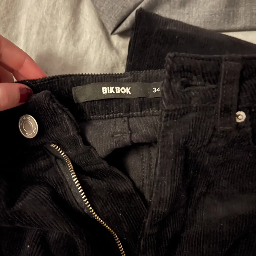 Säljer dessa jeans i manchester material! Väldigt långa och därför aldrig använda💗. Jeans & Byxor.