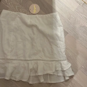 Volang kjol - Oanvänd med prislapp