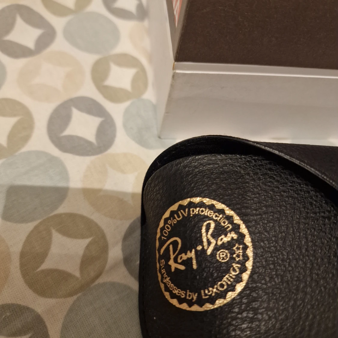 Ett par Ray Ban klassik solglasögon  - 91