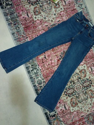 Bootcut jeans - Jätte snygga bootcut flare jeans från Cubus som har varit jätte trendiga på sistone. Byxorna är strl 158 men jag använde de jätte fint som Low waist när jag va ungefär 160-164 OBS PRIS KAN VARIERA 