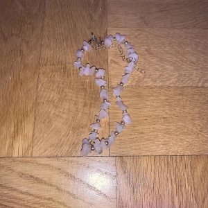 Halsband  - Sött litet halsband med rosa stenar💕