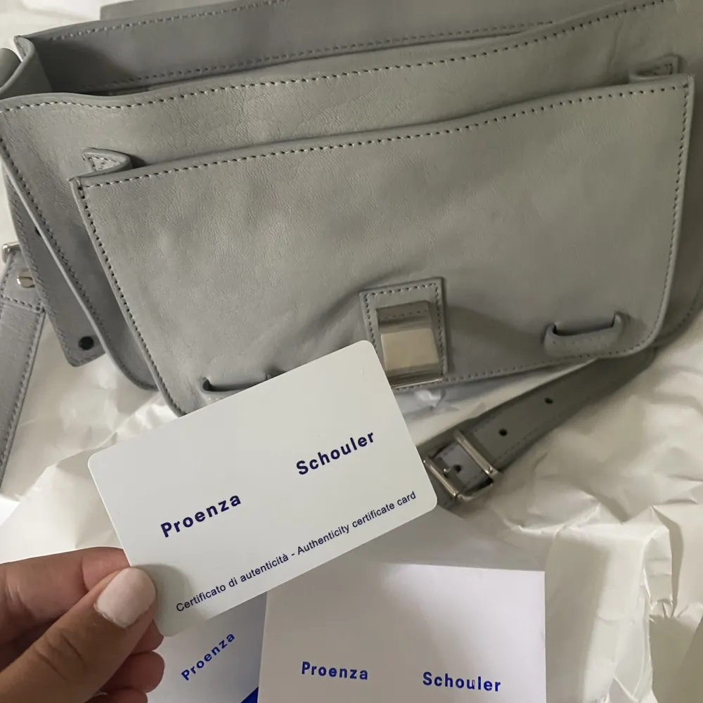 Väska från proenza schouler i modellen t1. Köpt för 16989kr. Den är som i nyskick och är ljusgrå i kalvläder.  Alla lappar osv finns kvar.. Väskor.