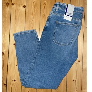 Jeans Zara  - Jeans ”High rise skinny” från Zara i storlek 42. Aldrig använda och prislappen (450kr) är kvar. Köparen står för fraktkostnaden.