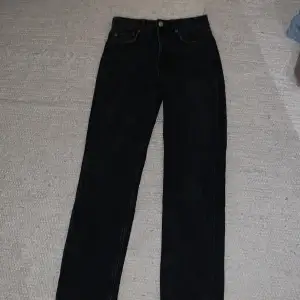 Säljer dessa gråa mid rise jeans från zara🤍 köptes för ungefär ett år sedan och använts några gånger. 