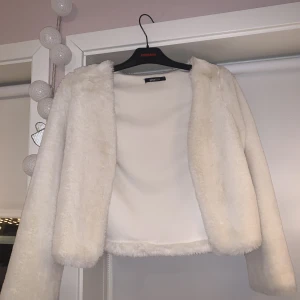 Pälsjacka Gina tricot  - Vit pälsjacka från Gina tricot. Använd ett fåtal gånger, fint skick än idag💞Köpt för 300 kr,  Säljer för 100 kr + frakt 🥰