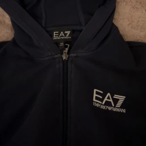 Armani kofta  - Ea7 korta, mörkblå 