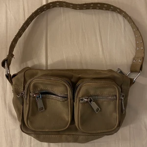 Noella - Noella väska med färgen beige/grön! Den lilla modellen.🫶🏽