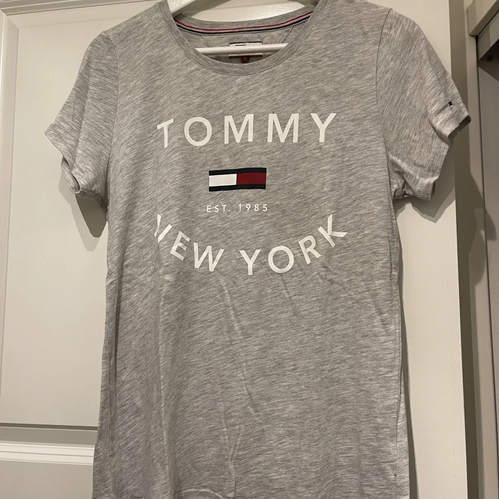 Säljer en ljusgrå T-shirt från Tommy Hilfiger i storlek S, använd ett fåtal gånger men är i mycket fint skick. Kan tänkas mötas upp i Växjö annars står köparen för frakten☺️. T-shirts.