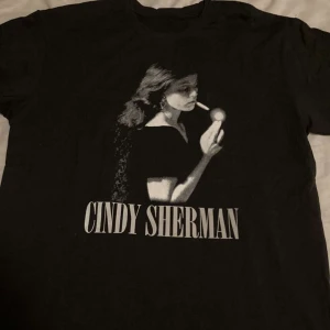 Cindy Sherman - Snygg och stilren oversize t-shirt  Köptes i Berlin