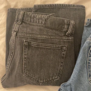 weekday lågmidjade jeans  - Svarta lågmidjade jeans från weekday, dom är lite urtvättade men inget som syns direkt💞 180kr inkl frakt!
