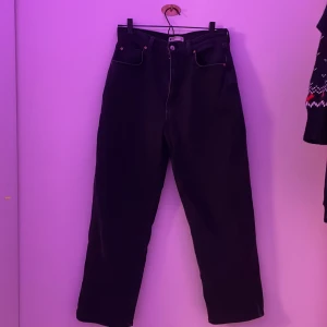 Jeans från GinaTricot - Jeans från Gina. Straight leg. Använt ett fåtal gånger. Bra skick. Storlek 40.