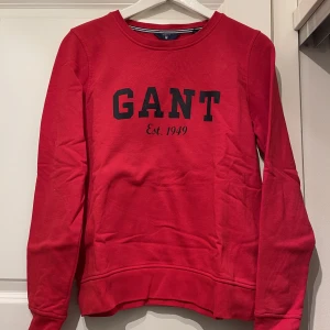 GANT - Säljer en röd collegetröja från GANT i storlek M, använd ett fåtal gånger men är i mycket fint skick. Kan tänkas mötas upp i Växjö annars står köparen för frakten☺️