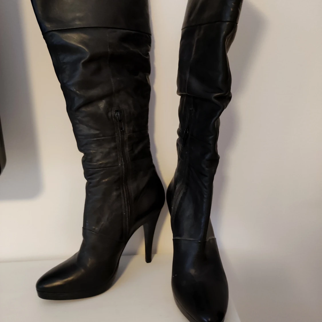 Högklackade stövlar