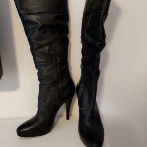 Högklackade stövlar - Högklackade stövlar. Sparsamt använda.