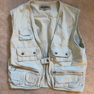 Cargo väst - Cool beige väst som är köpt secondhand. Massa detaljer och fickor. Lite oversized passform. 