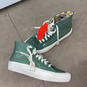 Helt oanvända gröna vans 37 - Helt nya med prislapp och skokartong kvar. Grön mocka och glansigt blandat. Fin insida. Storlek 37. Finns inte att köpa längre.