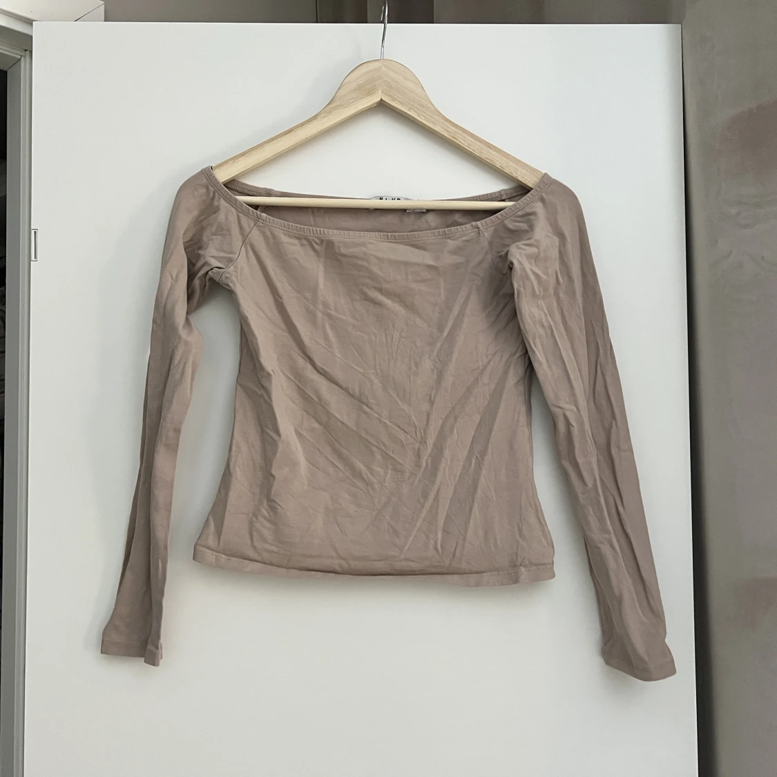 Off-shoulder långärmad