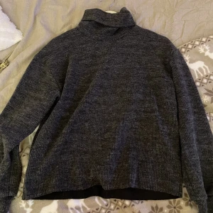 Stickad tröja  - Säljer denna stickade tröjan med polokrage för jag inte gillar ha polo