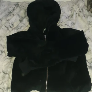 Svart Zip-Hoodie XS - En svart Zip-Hoodie från Gina Tricot 120kr.  Storlek XS men passar bra till S också. Väldigt bra skick, inga hål eller andra skador.  Jag tar endast upphämtning, och alla plagg jag säljer tvättas alltid innan självaste upphämtningen.  Hör av dig! 🙂