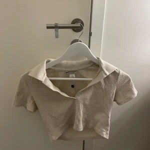 beige topp  - kom privat för bättre bilder, va ganska trött när jag tog dessa.💞från monki i strl S, köpt för 149kr säljer för 90 kr 💞som ny, inga defekter! 