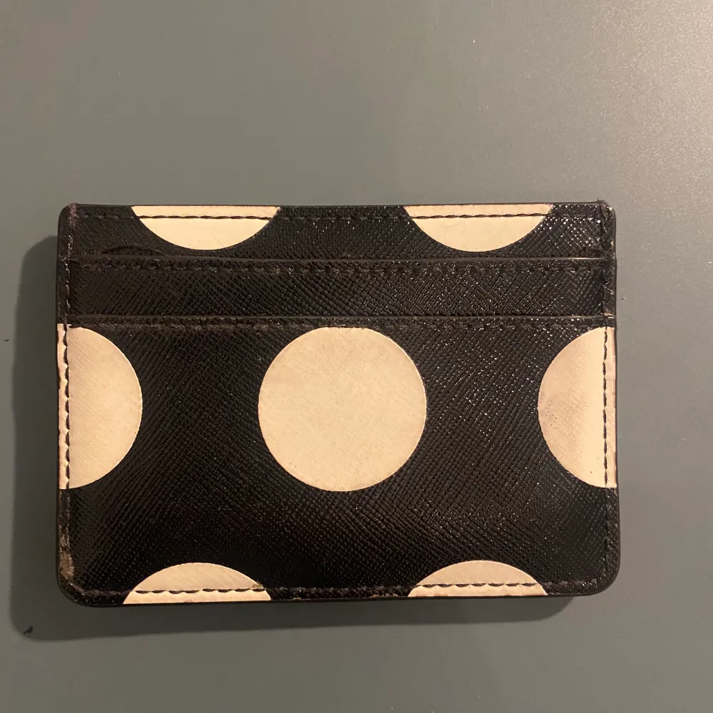 Säljer denna söta Marc Jacobs korthållare då den ej används längre, köptes för drygt ett år sedan. Asusteet.