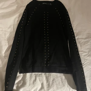 Karen Millen tröja Small - Underbart mjuk svart tröja från Karen Millen. Guldknapparna har fått en lite mer brunaktig färg pga tvätt, annars i mkt bra skick. 
