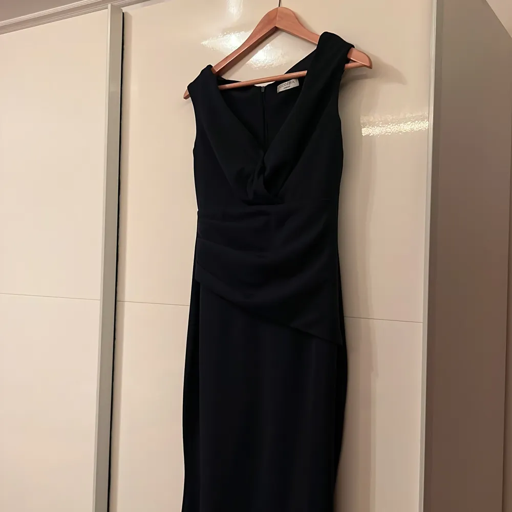 Säljer denna mörkblåa balklänning som endast är använd en kväll. Ser ut som ny. Köpt för 1000 kronor. . Klänningar.