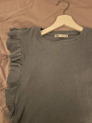 Zara topp - En jättefin topp från Zara i en fin blå färg. Superbra skick och sparsamt använd. Säljer då den inte kommer till användning längre. Köpare står för frakten.