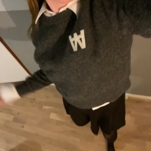 WoodWood grå stickad tröja - Säljer min älskade helt vanliga stickade tröja från wood wood då den tyvärr inte kommer till användning längre :( köpt på sellpy förra året, nypris ca 1500 kr, bra skick <3