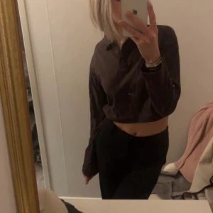 Topp - Fin topp från H&M (divided). Storlek XS skulle även passa en mindre S. Krage och knappar vid halsen. 
