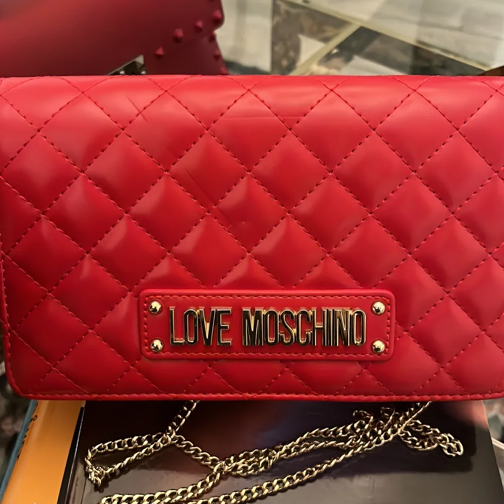 Oanvänd väska från Love Moschino i röd. Väskor.