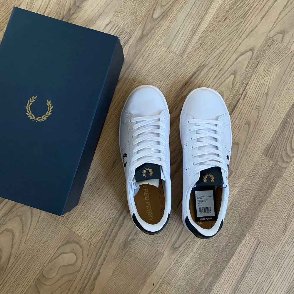 Vita Fred Perry sneakers i nyskick. Ni får dem med kartong och lapp. Nypris 1099kr. Fraktar för 66kr eller möts upp i Lund. . Skor.