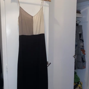 Klänning med slits  - Elegant klänning från Zara. Med snygg slits i kjolen. 
