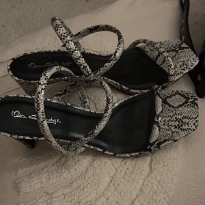 Klackar ms.selfridge - Säljer ett par helt oanvända klackar från Ms.selfridge i strl 39!🥰 nypris är 40€ & jag säljer för 180 kr + frakt ⭐️ BEKVÄMA!!! Ena bandet går bakom hälen så de sitter vekrligen perfekt.